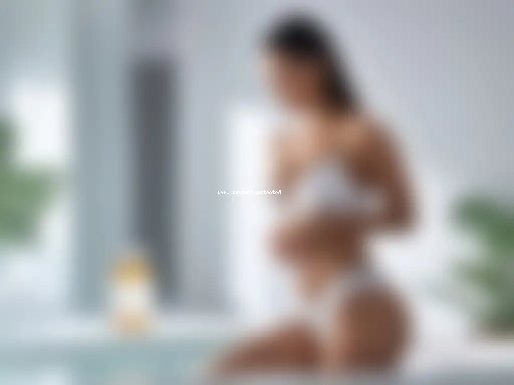 Una madre radiante aplicando con cuidado la mejor crema reafirmante postparto, mostrando amor propio y tranquilidad en su rutina de cuidado